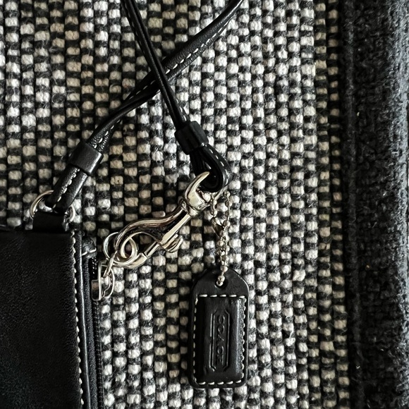 Authentic Coach leather wristlet - Picture 3 of 4